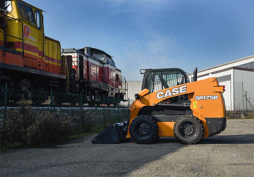 SR175B Nokta Dönüşlü Mini Yükleyici